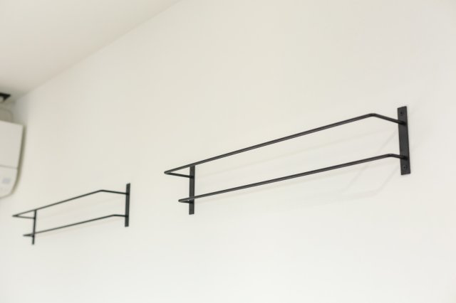 【設備】 | Patina黒崎 | ヴィンテージ感を高めるアイアンバーを採用※写真は類似です