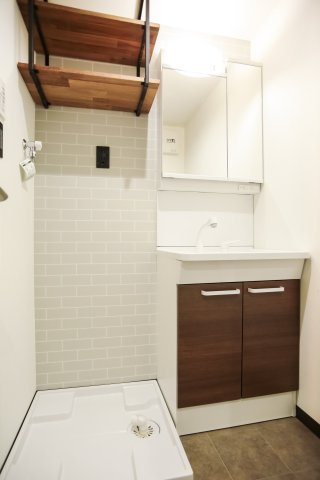 【洗面所】 | Patina黒崎 | 広い洗面スペースにおしゃれなラックも付いています※写真は類似です