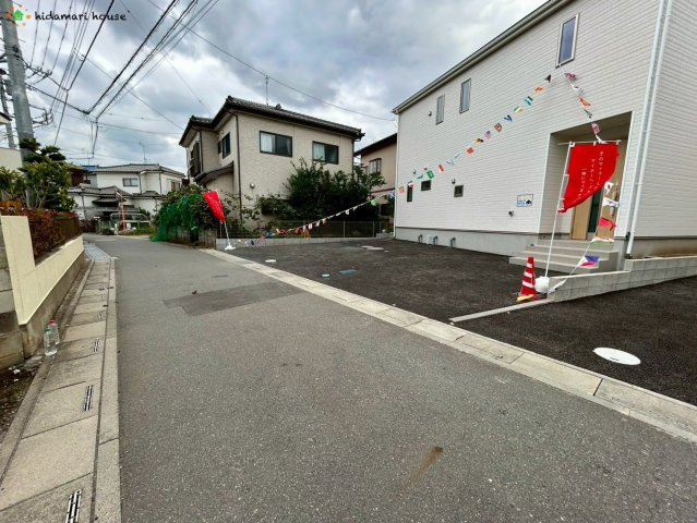 上尾市地頭方第1　新築戸建　クレイドルガーデン02の前面道路含む現地写真