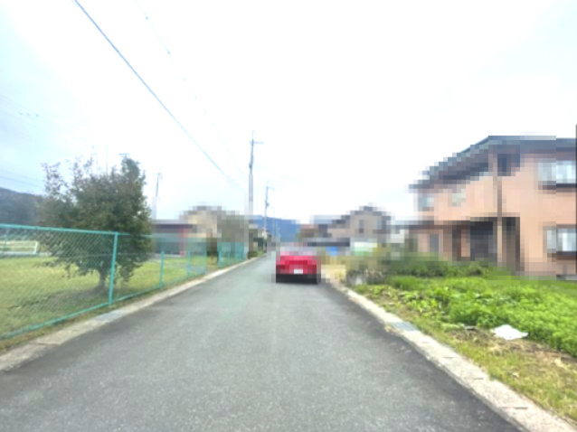 高島市鴨川平二丁目53坪土地の前面道路含む現地写真