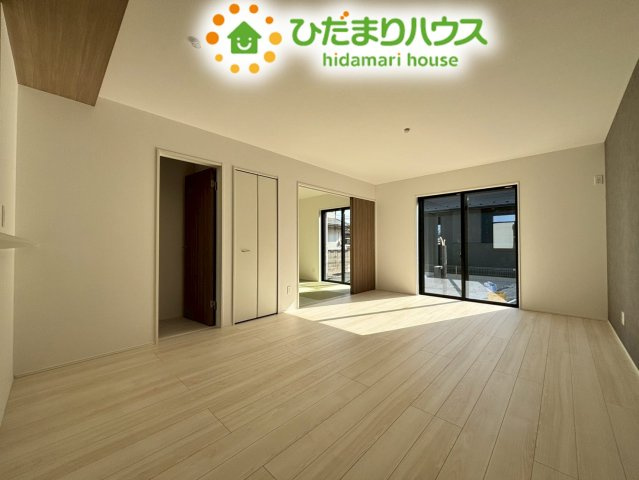 行田市矢場　新築一戸建て　グラファーレ　01の居間・リビング|奥行きのある広々とした17帖のLDK。
白を基調とした内装で、どんな家具を置いてもオシャレに決まる空間ですね☆