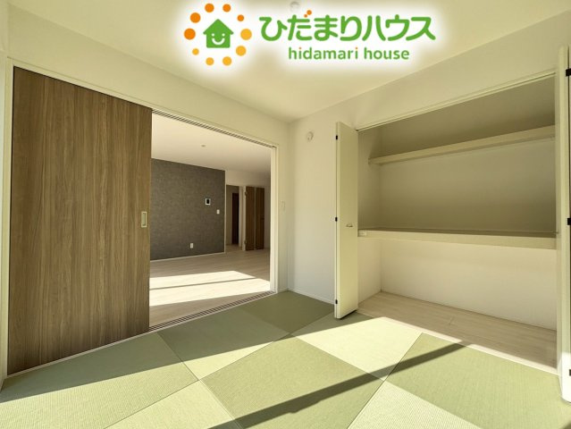 行田市矢場　新築一戸建て　グラファーレ　01の和室|リビングと隣接したモダンな和室は、扉を開放すればリビングの延長として、お子様のプレイスペースやお昼寝場所にも最適な空間です！