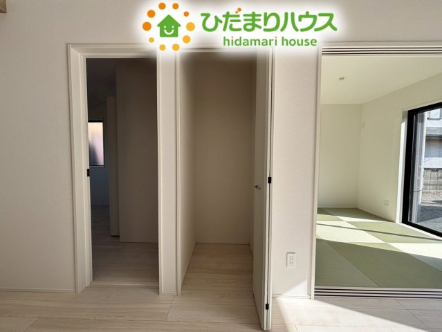 行田市矢場　新築一戸建て　グラファーレ　01の収納|リビングの一角にある収納スペースが、日用品のストックや掃除用具など、生活感の出やすい物を隠して収納できます♪