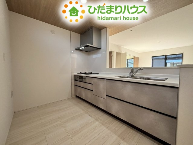 行田市矢場　新築一戸建て　グラファーレ　01のキッチン|お料理中も家族と会話が弾む対面式キッチン★
スライド式の収納は奥の物まで取り出しやすく、家事効率がアップします！
