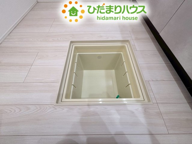 行田市矢場　新築一戸建て　グラファーレ　01の収納|キッチンの足元にある便利な床下収納です。
非常用の食料品や、たまにしか使わない大きな調理器具などを保管しておくのに最適◎