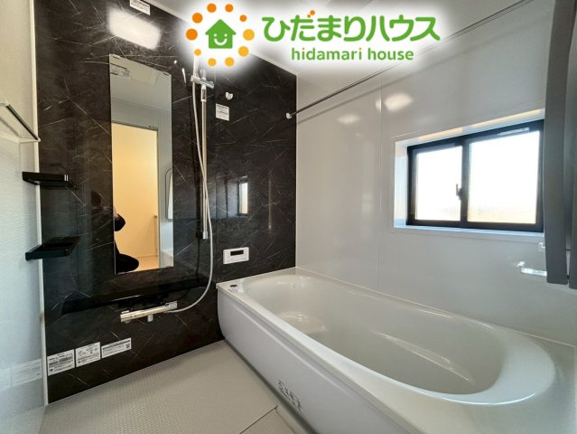 行田市矢場　新築一戸建て　グラファーレ　01の浴室|ゆったりと足を伸ばしてリラックスできるバスルームです！
浴室乾燥機付きで、雨の日の洗濯物もカラッと乾かせるのが嬉しいポイント！