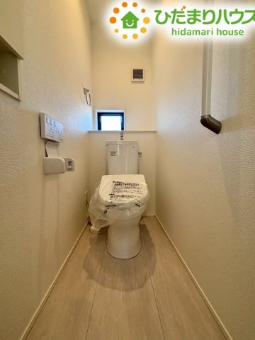 行田市矢場　新築一戸建て　グラファーレ　01のトイレ|清潔感溢れる温水洗浄便座付きのトイレです。
窓があるため換気がしやすく、明るい光も差し込みます☆