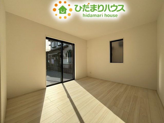 行田市矢場　新築一戸建て　グラファーレ　01の寝室|主寝室にぴったりな広々としたお部屋です。
大きな窓からは朝日が差し込み、気持ちの良い目覚めをサポートしてくれます。