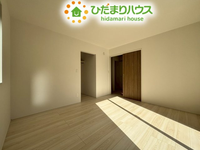 行田市矢場　新築一戸建て　グラファーレ　01の寝室|ダブルベッドを置いてもゆとりがあり、一日の疲れを癒すのに最適な空間です♪