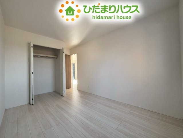 行田市矢場　新築一戸建て　グラファーレ　01の子供部屋|将来の成長に合わせて使える明るい洋室です。
クローゼット完備でお洋服や学校道具もしっかり収納できます！