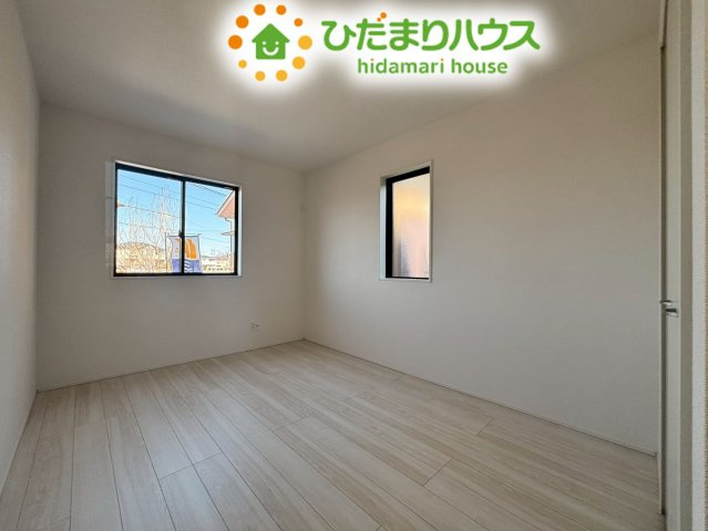 行田市矢場　新築一戸建て　グラファーレ　01の子供部屋|学習机を置いても十分な広さがあり、勉強も捗りそうですね！
シンプルな内装なので、お子様の好みに合わせたお部屋作りを楽しめます♪