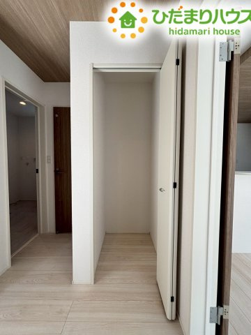 行田市矢場　新築一戸建て　グラファーレ　01の収納|廊下に設置された使い勝手の良い収納スペースです。
家族みんなが使う掃除機や、季節の家電などをしまっておくのにぴったり！