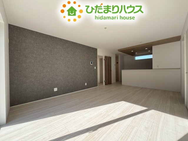 行田市矢場　新築一戸建て　グラファーレ　01の居間・リビング|アクセントクロスがおしゃれな広々リビング。
家族みんなが集まって、ゆったりとテレビを観ながらくつろげますね(*^-^*)