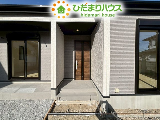 行田市矢場　新築一戸建て　グラファーレ　01のエントランス|高級感のある玄関アプローチは深い軒があるため、雨の日でも濡れずに鍵を開けることができますね♪