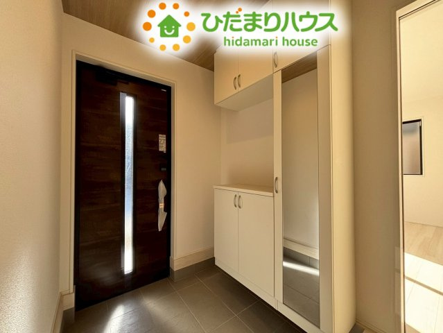 行田市矢場　新築一戸建て　グラファーレ　01の玄関|大容量のシューズボックスを備えたスッキリとした玄関です。
姿見付きなので、お出かけ前の身だしなみチェックもバッチリ◎