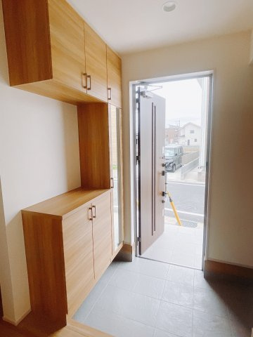 【新築戸建】前橋市後家町の玄関|毎日の「いってらっしゃい」や「お帰りなさい」を大切なご家族と過ごす玄関は〈使いやすさ〉を追求しております。玄関横の物入は急な来客時でもさっとお片付けできるスペースを確保しています。