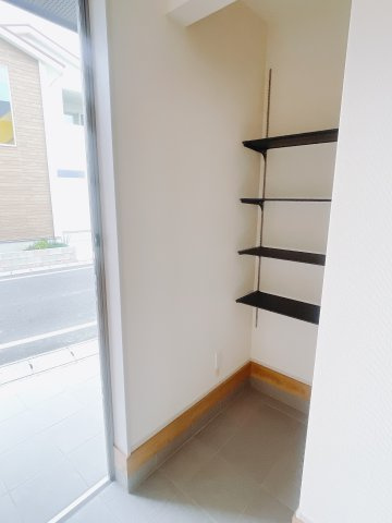 【新築戸建】前橋市後家町の収納|下駄箱以外にも土間収納がございますのでお掃除用具やちょっとしたお庭いじりの用具もしまうのに最適です。