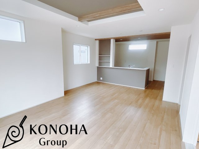 【新築戸建】前橋市後家町の居間・リビング|これから長く住むお家のリビングには毎日気持ちのいい日差しが差し込みます。ポカポカ日向ぼっこをしながらお昼寝をするのもいいですね♪明るいリビングに気分も晴れやかに♪