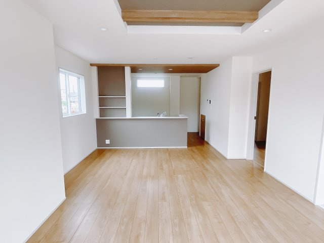 【新築戸建】前橋市後家町の居間・リビング|18.5帖もある広々としたLDKでは今日あった出来事をご家族みんなでおしゃべりができます♪ご家族みんなが顔を合わせるリビングにはこだわり抜いたデザインを採用しております。