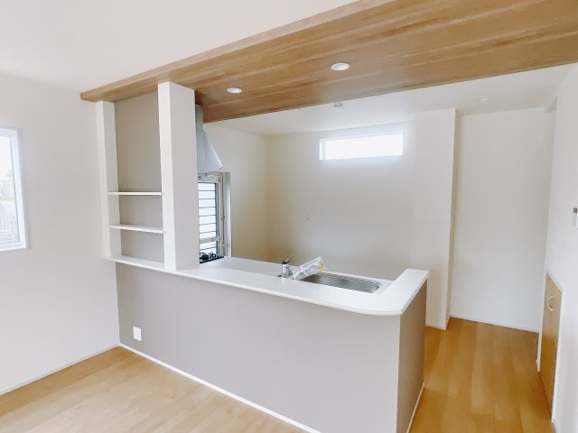 【新築戸建】前橋市後家町のキッチン|お料理をしながらお部屋を見渡せることができる対面キッチンを採用。コミュニケーションがとりやすく、家族の絆が深まります。今日の出来事をおしゃべりしながら楽しい時間をお過ごしください♪