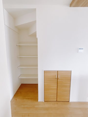 【新築戸建】前橋市後家町の収納|「キッチンパントリー」は、お米やお野菜などの食材を保管するのに最適な空間です♪調味料の棚を設けて、買い置きをしまえるのもいいですね。