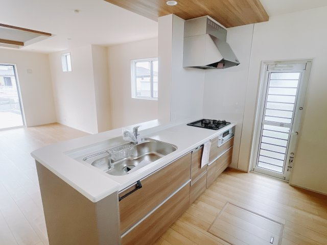 【新築戸建】前橋市後家町のキッチン|お料理ができたら「これ運んで～♪」と手渡しが出来ます。対面キッチンなのでリビングと一体感があり、広々とした空間の中で楽しく食事やお菓子作りが出来ますね♪