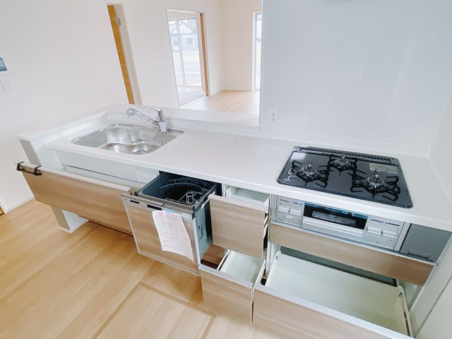 【新築戸建】前橋市後家町のキッチン|調理器具の出し入れが便利なスライド収納♪毎日家事を頑張る皆さまにおすすめしたいポイントです(*^^*)