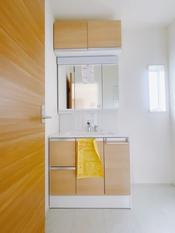 【新築戸建】前橋市後家町の独立洗面台|通常より広いタイプの洗面所になっています。のびのびと使える洗面所には寒い冬にストーブをおいても邪魔になりません♪