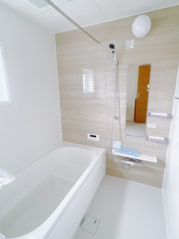 【新築戸建】前橋市後家町の浴室|1日の疲れを癒せるお風呂♪足がのばせるほど広いお風呂にはエコベンチも搭載！小さいお子様を座らせれば一緒にお風呂へ入っても安心。浴室暖房乾燥機付きなので洗濯物も乾かせます。