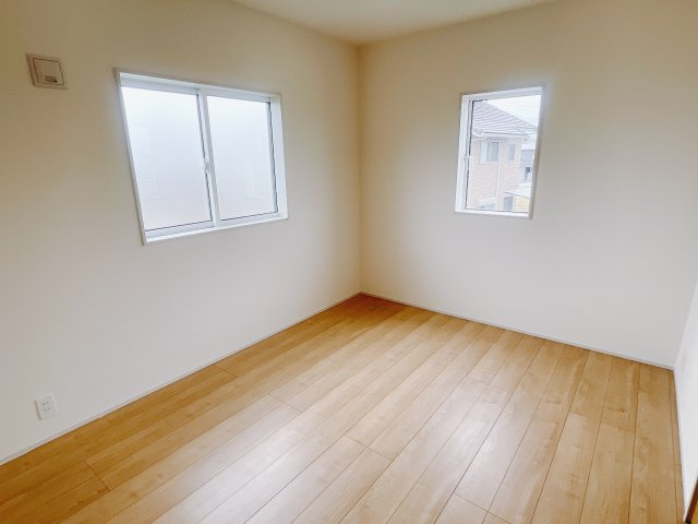 【新築戸建】前橋市後家町の洋室|お子様にとって初めての「自分だけのお部屋」。どんなお部屋にするのか楽しみになりますね♪こちらのお部屋は洋室になっているので、もし汚してしまっても簡単にお掃除できるので助かります。