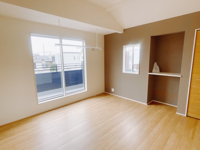 【新築戸建】前橋市後家町の洋室|「今日も一日お疲れ様」とご夫婦でゆったりくつろげる寝室。毎日の家事やお仕事に疲れた日はフカフカのベットで癒されてください。テレビや本棚をおいても快適な広さなのが自慢のお部屋です♪