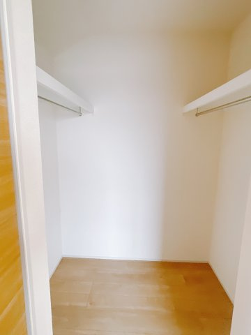 【新築戸建】前橋市後家町の収納|大容量のＷＩＣです！お洋服はもちろん、使わなくなった家具や場所を取りがちな旅行用のスーツケースなどもしまえます。また、厚手のコートをしまっても充分な広さを堪能できるプランです♪