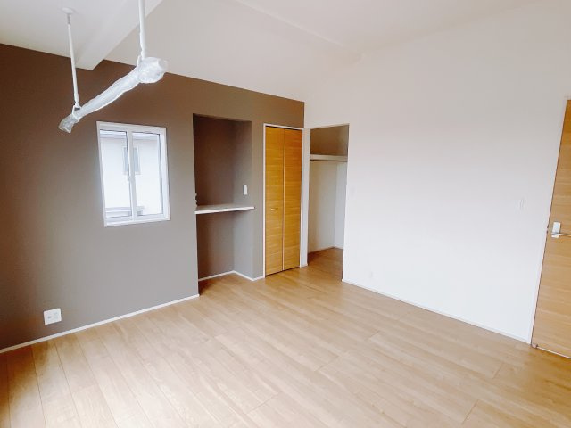 【新築戸建】前橋市後家町の洋室|広い寝室ならインテリアも自由自在にお楽しみいただけます♪お外から帰ってきた後は寝室でゆっくり自分の時間をお過ごしください。