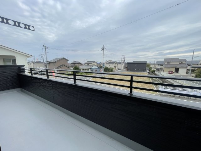 【新築戸建】前橋市後家町のバルコニー|バルコニーから入る日差しは暖かく、爽快な朝の目覚めを促してくれます♪洗濯物やお布団を干して太陽の香りを吸い込んだお布団で夜はおやすみください。