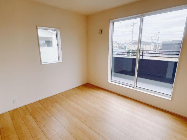 【新築戸建】前橋市後家町の洋室|広い寝室ならインテリアも自由自在にお楽しみいただけます♪お外から帰ってきた後は寝室でゆっくり自分の時間をお過ごしください。