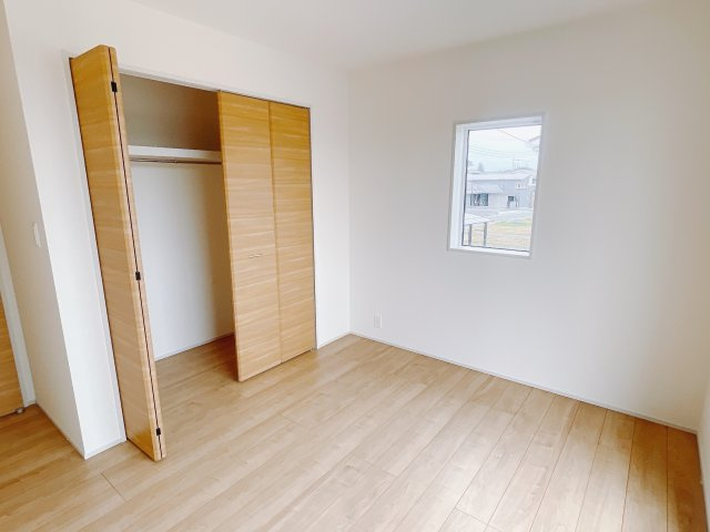 【新築戸建】前橋市後家町の洋室|ダブルベッドを置いても充分な広さを2Ｆのお部屋に設けております。お子様と家族みんなで寝るのも夢じゃありません♪窓からは光が差し込むので日中でも明るいお部屋です。