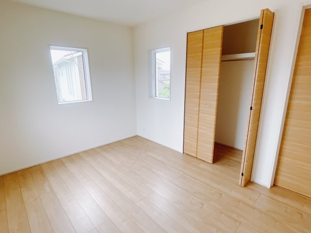 【新築戸建】前橋市後家町の洋室|ママ友が来ても子供達には子供部屋で遊んでいてもらうことができます。ママ達はリビングで楽しくおしゃべりに華を咲かせながら気兼ねなく盛り上がれます♪