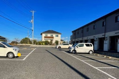レオパレスビリーブロードの駐車場