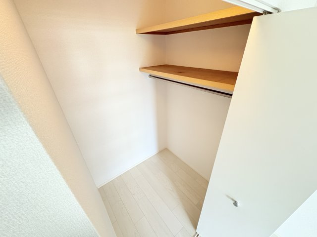 セントラルヒルズJ棟の収納|収納力のあるウォークインクローゼット