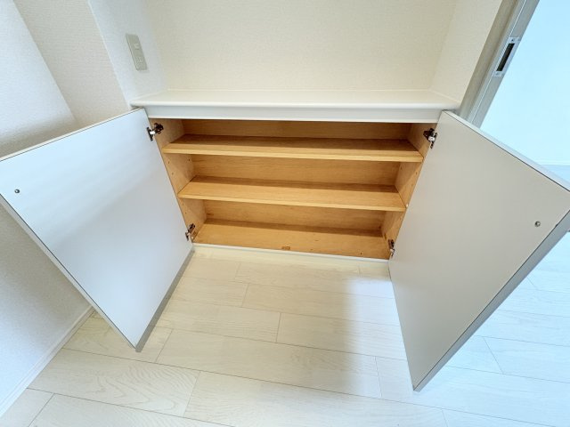 セントラルヒルズJ棟の収納|玄関飾り棚収納