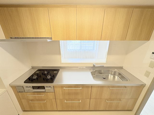 セントラルヒルズJ棟のキッチン|三口コンロでお料理楽々※新品未使用です