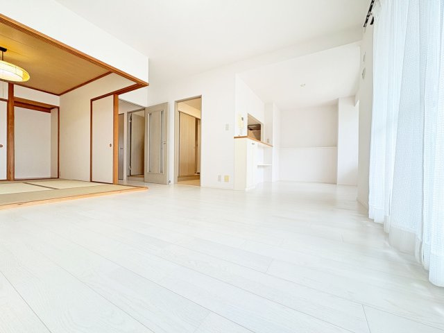 セントラルヒルズJ棟の居間・リビング|（LDK15.9帖）南向きにつき陽当り良好