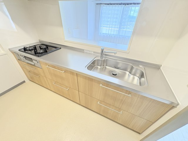 セントラルヒルズJ棟のキッチン|三口コンロでお料理楽々※新品未使用です