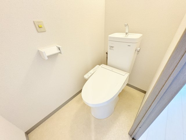 セントラルヒルズJ棟のトイレ|温水洗浄便座付設置済み※新品未使用です