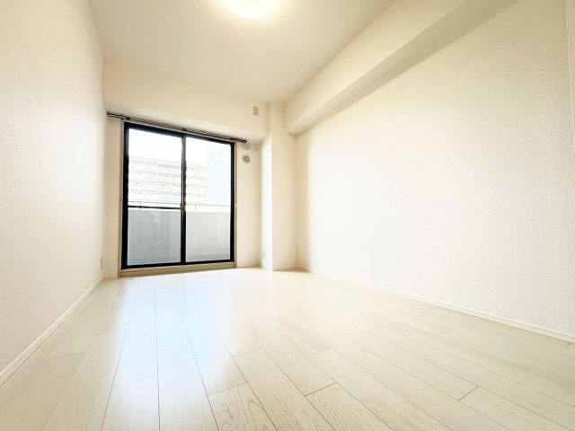 セントラルヒルズJ棟の洋室|（洋室5.7帖）クロス・フローリング張替済