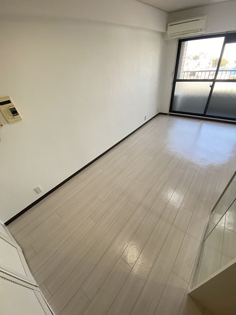 ロイヤルハイツつかしんの居間・リビング