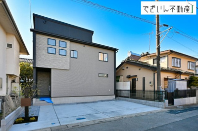 【外観】 | blooming garden加須市久下1丁目　新築住宅 | 落ち着いた街並みに溶け込む、優しい色合いの外観。帰宅するたびにほっと心がほどけるような安心感があります。
現地(2026年1月撮影)