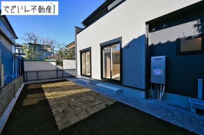 【外観】 | blooming garden加須市久下1丁目　新築住宅 | 陽光に包まれた明るい外観。休日には庭先でお子様とシャボン玉を追いかける姿が目に浮かびます。
現地(2026年1月撮影)