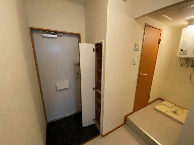 レオパレスアルデバランの玄関|※家具家電付きの部屋は洗濯機がつきます。