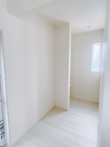 【新築戸建】前橋市後家町のキッチン|「キッチンパントリー」は、お米やお野菜などの食材を保管するのに最適な空間です♪調味料の棚を設けて、買い置きをしまえるのもいいですね。